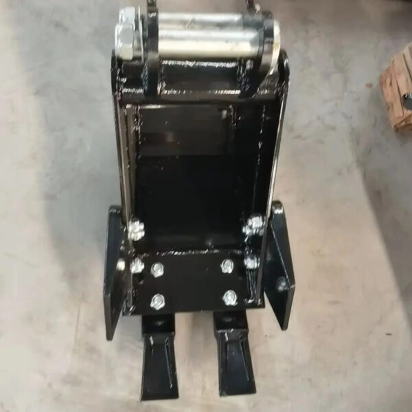 Excavator accessories include toothed bucket and mechanical quick change