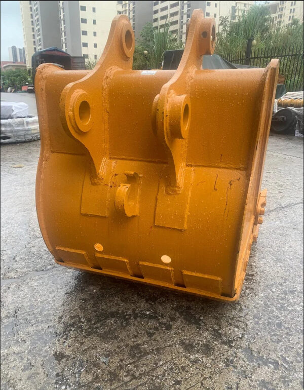 Excavator accessories include toothed bucket and mechanical quick change
