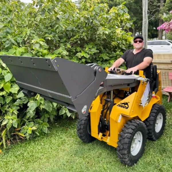 Sacb96401efa94902bb901ca2bd0f6bb79.jpg TOROS Small Wheel Skid Steer Laoder Wholesale Customize Mini Skid Steer Loader Chinese High Quality Minicargador Customizable