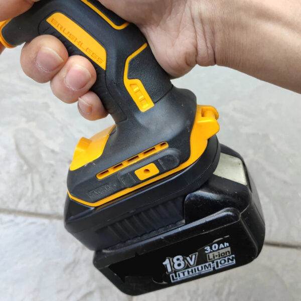 Adaptor for Makita 18V battery convert for Dewalt XR 20V max tool use replace for DCB204 DCB205   (ship adaptor only)