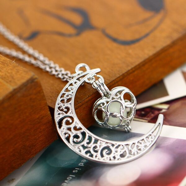 Glowing Pendant Necklaces Silver Plated Chain Necklaces Glowing Pendant Necklaces Silver Plated Chain Necklaces