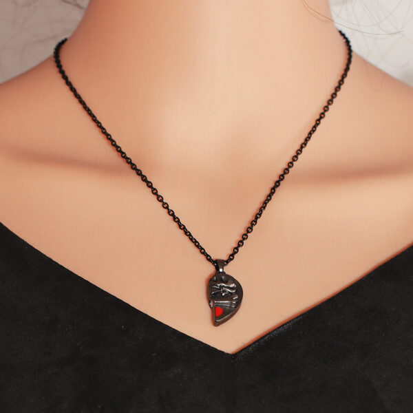 Punk Retro Skull Pendant Halloween Necklace Heart-shaped Magnetic