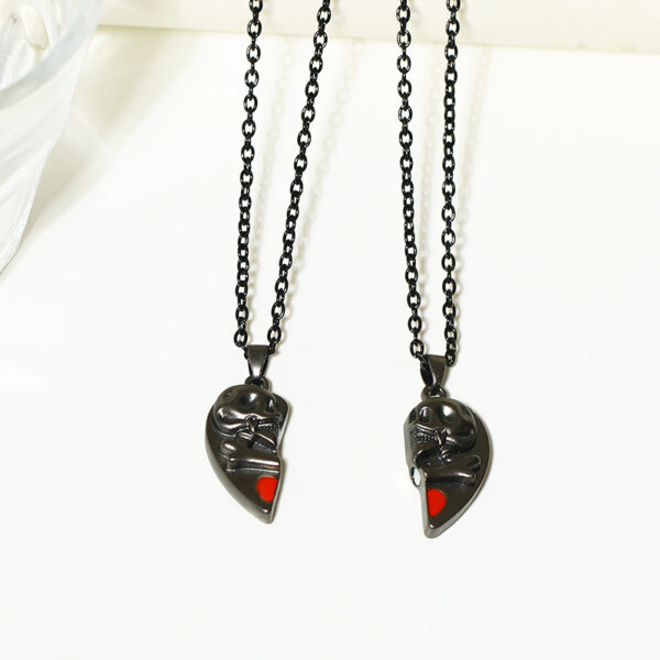 Punk Retro Skull Pendant Halloween Necklace Heart-shaped Magnetic