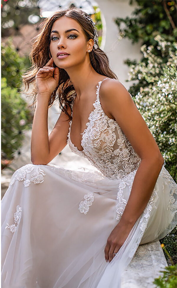 Slim and Deep V Suspender Light Wedding Dress Slim and Deep V Suspender Light Wedding Dress