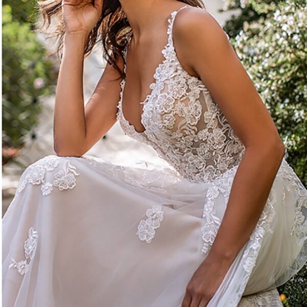 Slim and Deep V Suspender Light Wedding Dress Slim and Deep V Suspender Light Wedding Dress