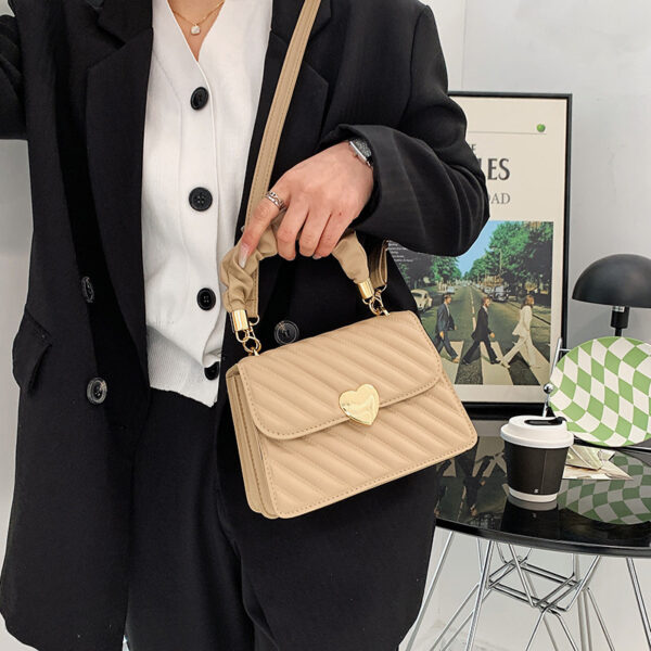 Women Handbags Fashion Chain Shoulder Bags with Love Metal Design